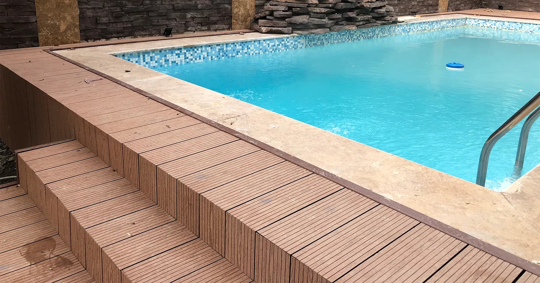 بازسازی دور استخر با چوب پلاست