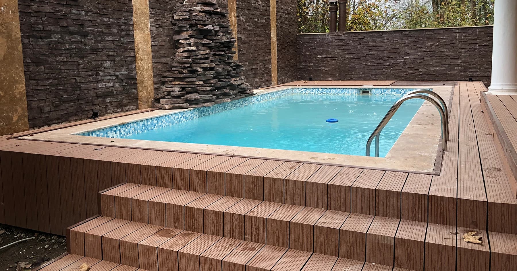 تجربه اجرای کفپوش ترموود در کنار استخر تجربه اجرای کفپوش ترموود در کنار استخر