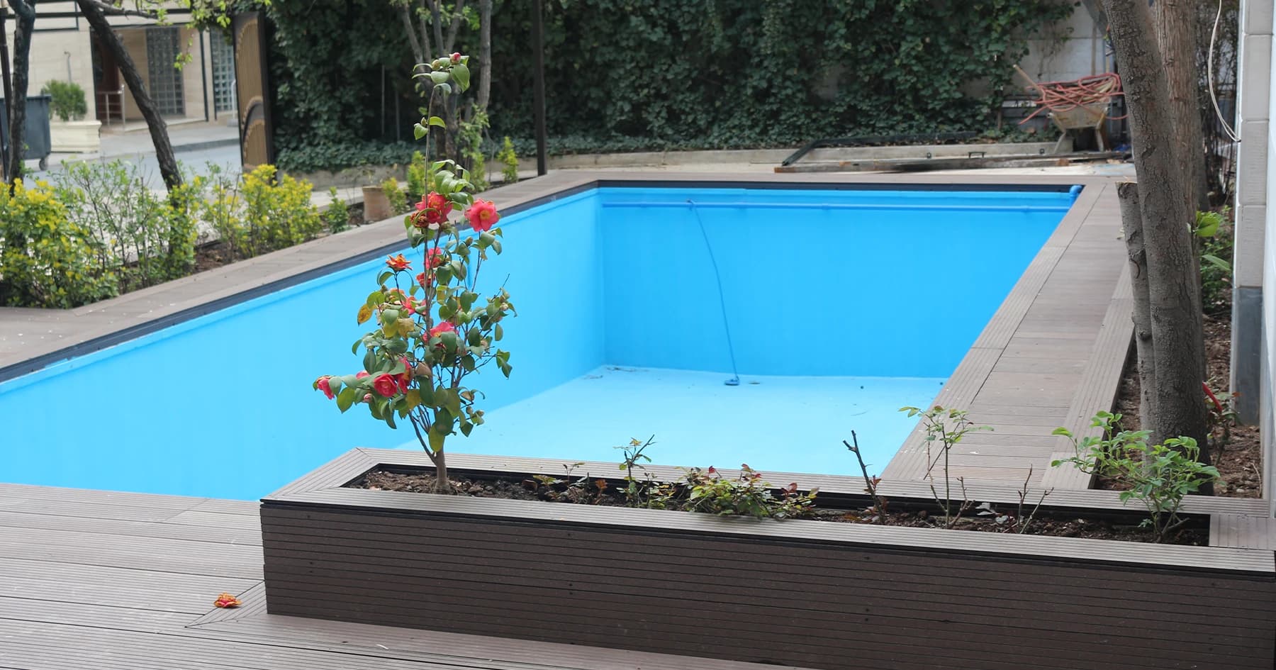 کاور دور استخر چیست؟ انتخاب بهترین کفپوش اطراف استخر کاور دور استخر چیست؟ انتخاب بهترین کفپوش اطراف استخر