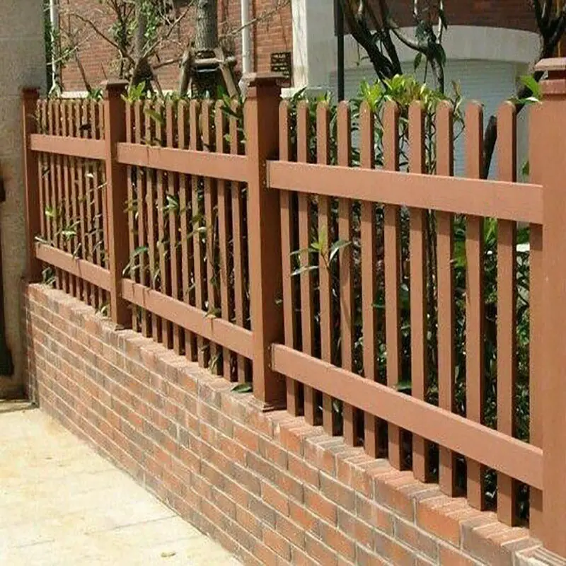 نرده و حصار چوب پلاست