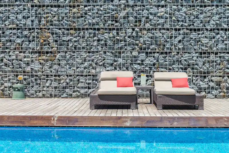 بازسازی دور استخر با چوب پلاست