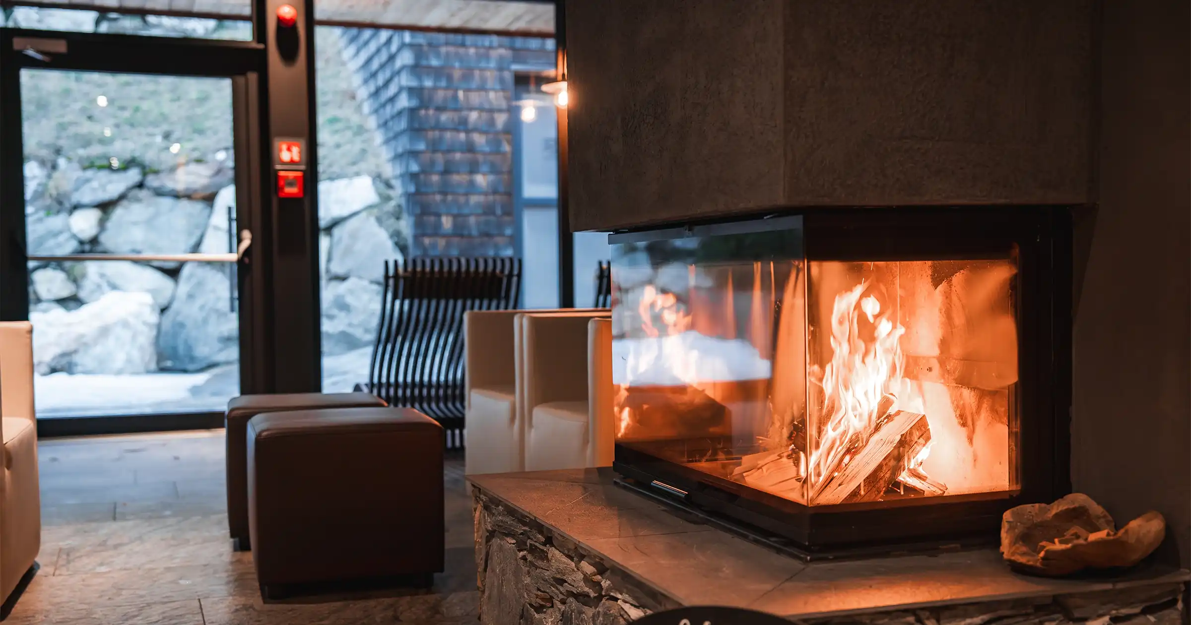 شومینه هیزمی در بام سبز